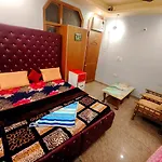 Hangout Hostel By The Deep Group