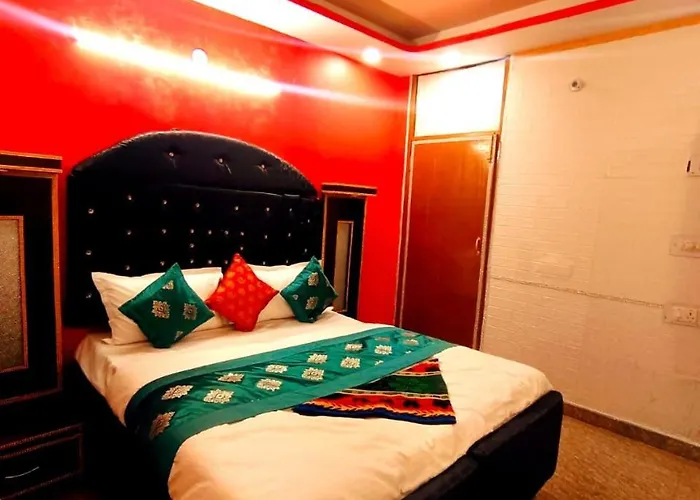 Hangout Hostel By The Deep Group