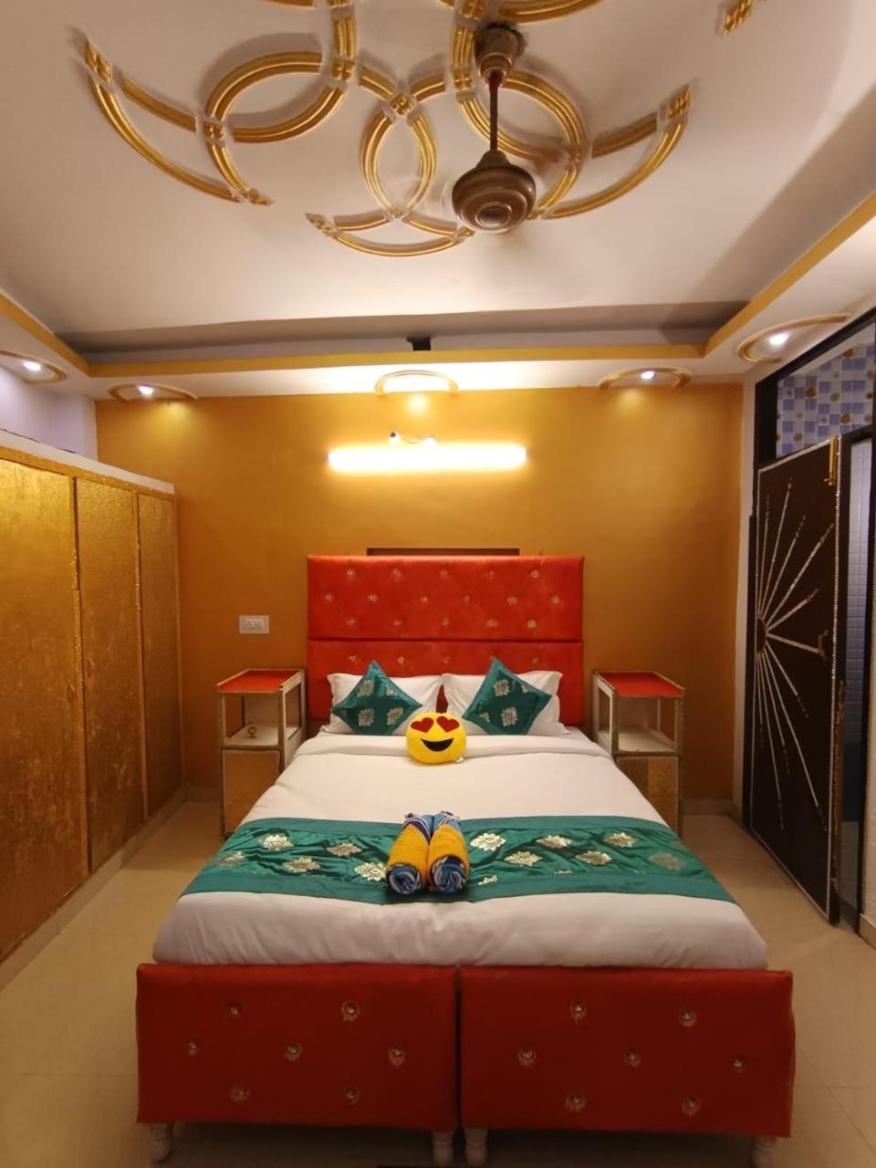 Hangout By The Deep Group Hostel New Delhi